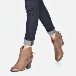 NEW SHOE DAZZLE Lolis Taupe Heeled Booties Size 11